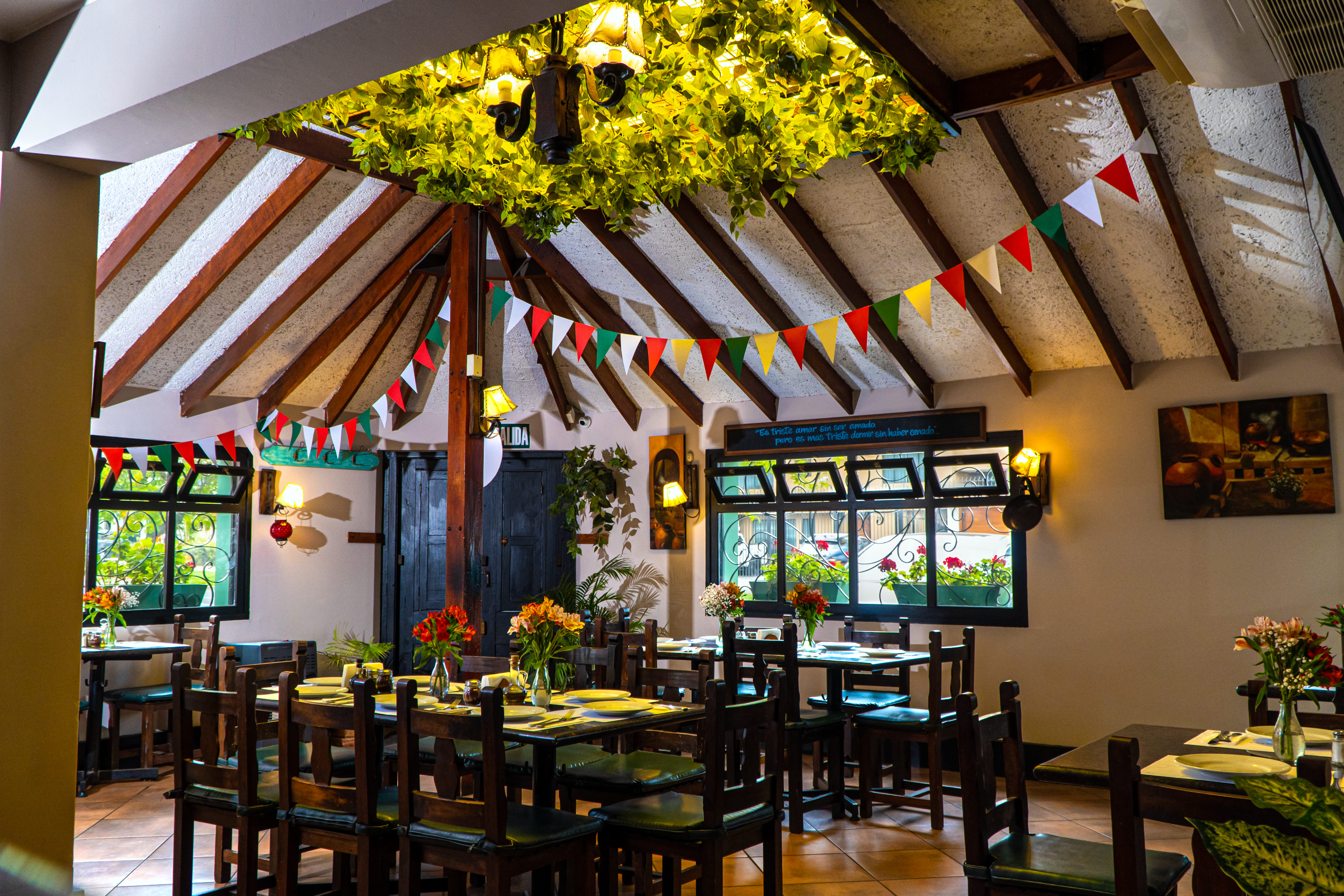 Salón y ambiente cálido de La Piccolina Trattoria